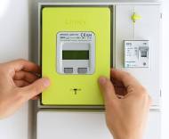 Un compteur Linky sur un tableau électrique (Crédit : Alex.I)