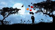 Un couple d’amoureux avec des ballons en forme de coeurs (Crédit : Bingodesigns)