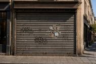 Devanture d’un magasin fermé par un rideau métallique (Crédit : Alex.I)