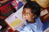 Journée internationale de la langue maternelle : une enfant à l’école