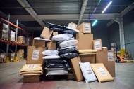 Un empilement de colis dans un entrepôt (Crédit : Alex.I)