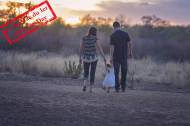 Une famille qui marche dans la campagne (Crédit : TheVirtualDenise)