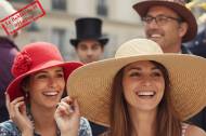 Plusieurs personnes avec des chapeaux pour le National Hat Day (Crédit : Alex.I)