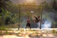 Deux garçons jouant au football sur l'eau au Vietnam (Crédit : VietNam Beautiful)