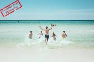 Des gens heureux à la plage au bord de la mer (Crédit : Pexels)