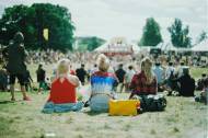 Un groupe de filles assises dans un concert en plein air (Crédit : Aranxa Esteve)