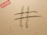  Un hashtag sur le sable d’une plage (Crédit : Yourschantz)