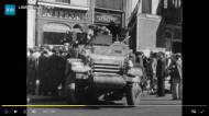 Un half-track entouré d’une foule lors de la libération de Paris (Crédit : capture vidéo site INA)