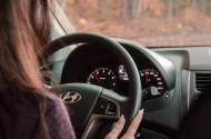 Une jeune femme au volant (Crédit : Oknesanofa)