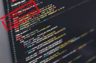 Journée mondiale des programmeurs : code source sur un écran d’ordinateur