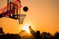 Journée mondiale du basket-ball : terrain de basket extérieur au coucher du soleil