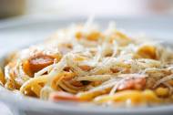Assiette de pâtes linguine crémeuses au parmesan et poivre noir (Crédit : Mariya_m)