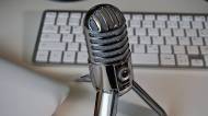 Un microphone de podcast et un clavier blanc (Crédit : PIX1861)