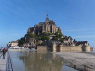 Le Mont-Saint-Michel et son accès piéton (Crédit : Mies1951)