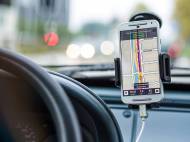Smartphone en mode GPS au volant (Crédit : DariuszSankowski)