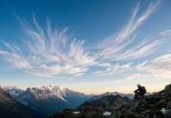 Un paysage de montagne avec un ciel bleu parsemé de cirrus (Crédit : Alex.I)