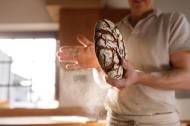 Pain au levain artisanal dans les mains d’un boulanger (Crédit : Intuitivmedia)
