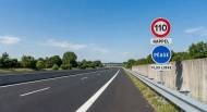 Panneaux de péage en flux libre limité à 110 km sur autoroute (Crédit : Alex.I)