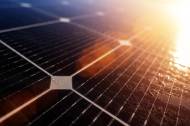 Des panneaux solaires avec un soleil couchant (Crédit : Bru-nO)