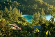 Des bungalows au milieu de la verdure au bord de l’eau (Crédit : Alex.I)