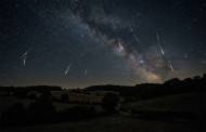 La Voie lactée et les Perséides traversant le ciel à la campagne (Crédit : Alex.I)
