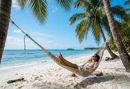 Une femme qui procrastine dans un hamac (Crédit : Alex.I)