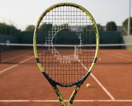 Une raquette de tennis trouée au milieu du tamis (Crédit : Alex.I)