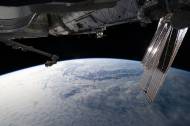 Les reflets du soleil sur les panneaux solaires de l’ISS (Crédit : ESA/NASA – Sophie Adenot)
