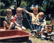 Des cousins en train de jouer dans le jardin avec leurs jouets d’époque (Crédit : Pgbsimon)