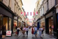 Une rue animée pendant les soldes d’été pour la dernière démarque (Crédit : Alex.I)