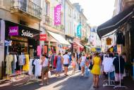 Une rue animée pendant les soldes d’été (Crédit : Alex.I)