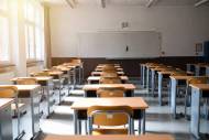 Une salle d’examen dans un lycée un lundi matin (Crédit : Alex.I)