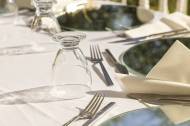 Une table de restaurant avec des couverts et verres (Crédit : Engin_Akyurt)