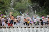 Une bataille d’eau en Thaïlande pour Sonkran (Crédit : Laydown)