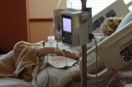 Une patiente dans un lit d’hôpital (Crédit : Parentingupstream)