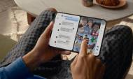 Utilisateur avec un iPhone Duo en main (Crédit : capture vidéo newsroom Apple)