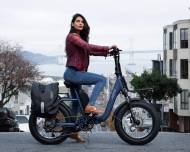 Une femme à Sans Fransisco sur un vélo électrique urbain Espin (Crédit : U_d7hddm5o)