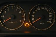 Voyant moteur allumé sur un compteur auto (Crédit : Alex.I)
