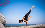 Asanas : femme qui pratique le yoga au bord de la mer (Crédit : StockSnap)